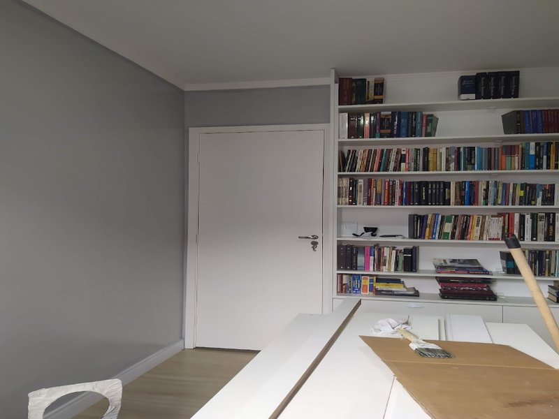 Escritório com pintura em cinza