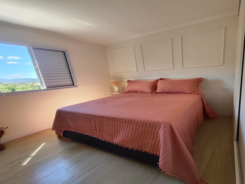 Quarto com pintura e painel de molduras