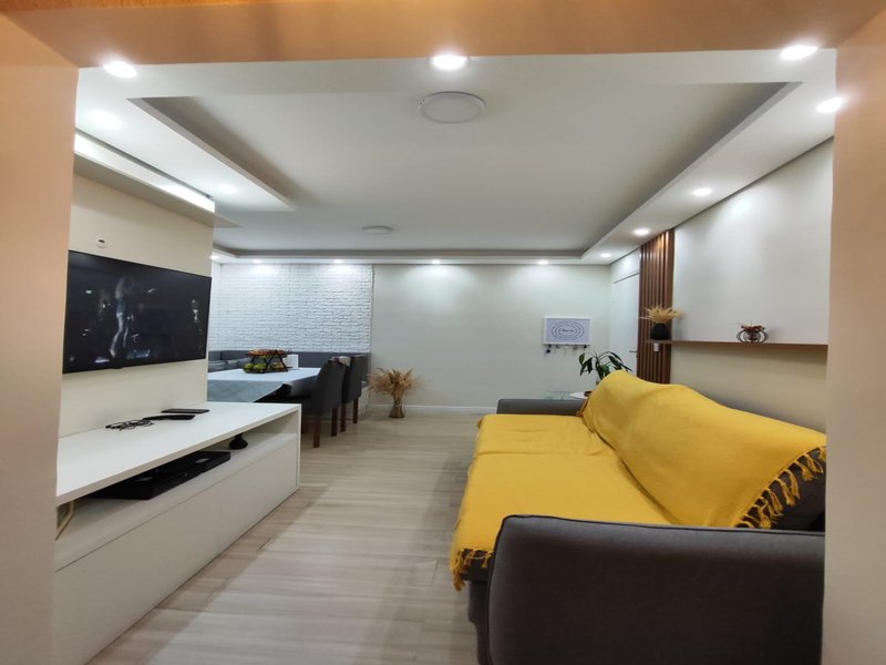 Sala reformada com pintura e teto rebaixado